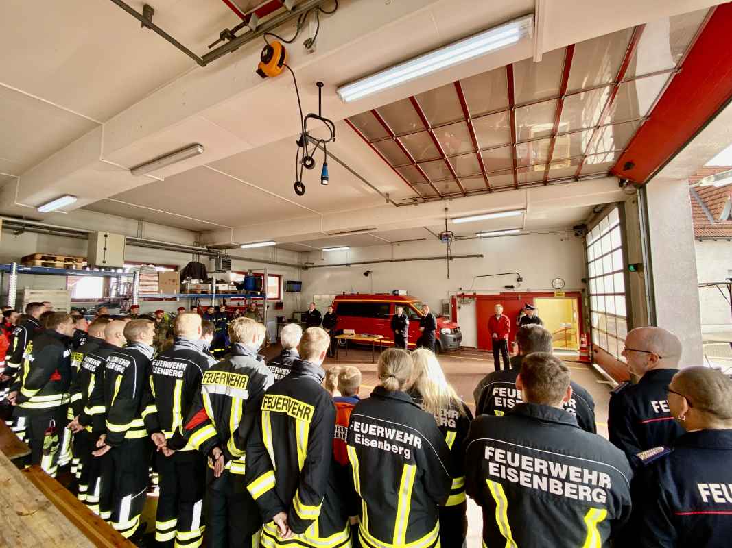 Die angetretenen Kameradinnen und Kameraden der Freiwilligen Feuerwehr Eisenberg bei der Eröffnung des Tages der Retter im Gerätehaus.