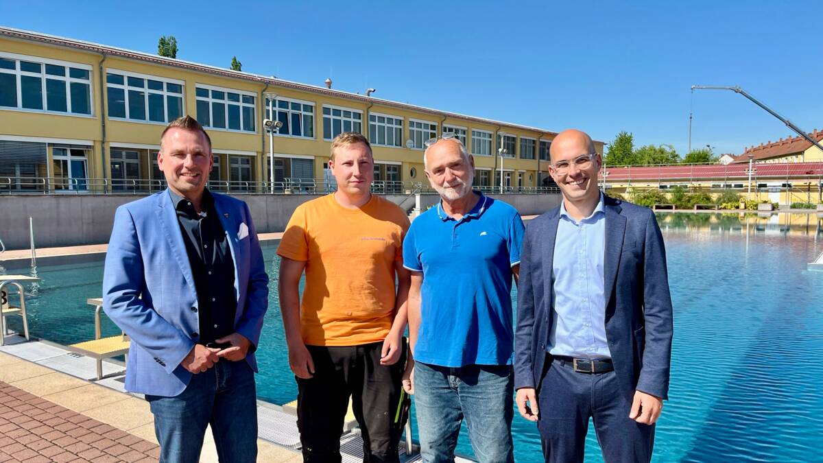 Bürgermeister Michael Kieslich, die Schwimmmeister Christian Markgraf und Siegfried Kopf sowie BBV-Geschäftsführer Steffen Tostlebe.