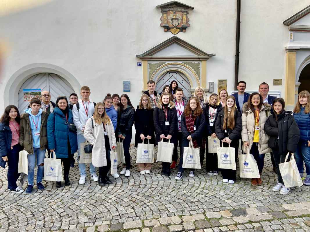 Die Schülerinnen und Schüler des Easmus-Pojekes beim Empfang am Eisenberger Rathaus.