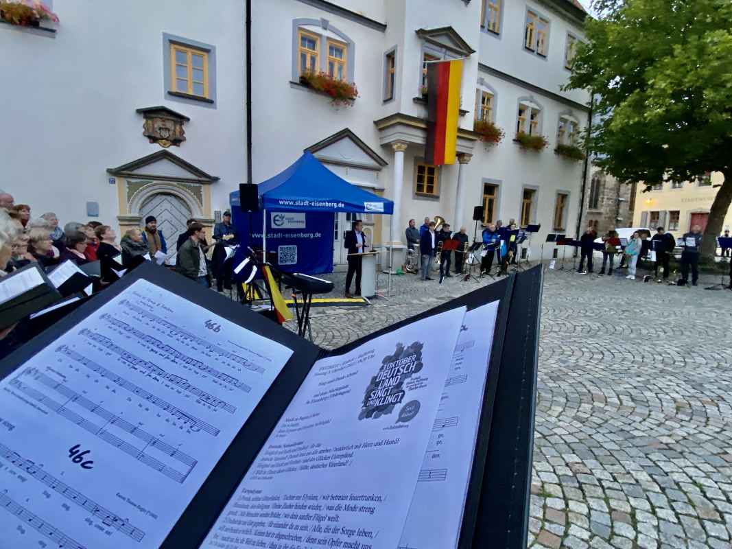 Aktion Deutschland singt zum Tag der Deutschen Einheit auf dem Eisenberger Marktplatz.