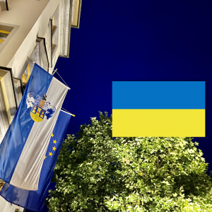 Symbolbild Ukrainische Flagge und Rathaus Eisenberg