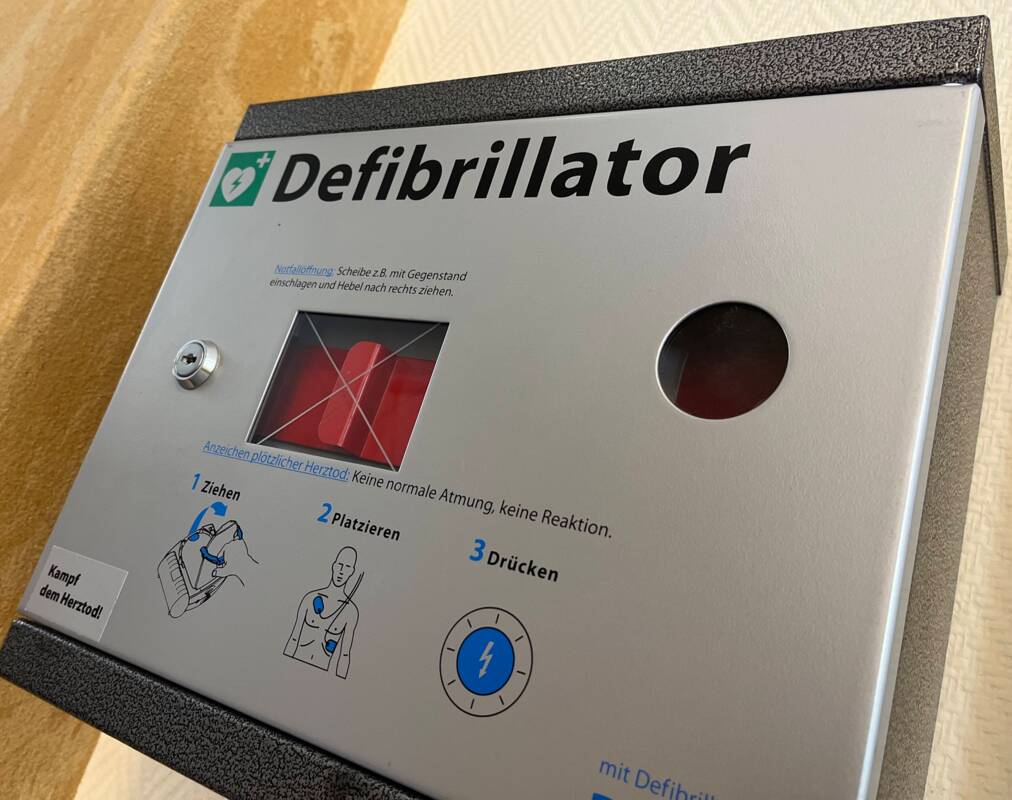 Beispiel eines Defibrillators, hier im Einwohnermeldeamt der Stadt Eisenberg.