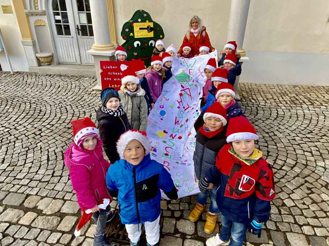Schülerinnen und Schüler der Martin-Luther-Grundschule in Eisenberg geben ihren XXL-Wunschzettel am Wunschzettelbriefkasten ab