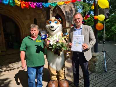 Auszeichnung mit der Bürgermeister-Clauß-Medaille von Mathias Wiesenhütter, dem Leiter des Eisenberger Tiergartens, durch den Eisenberger Bürgermeister Michael Kieslich im Rahmen des Tiergartenfestes 2022.