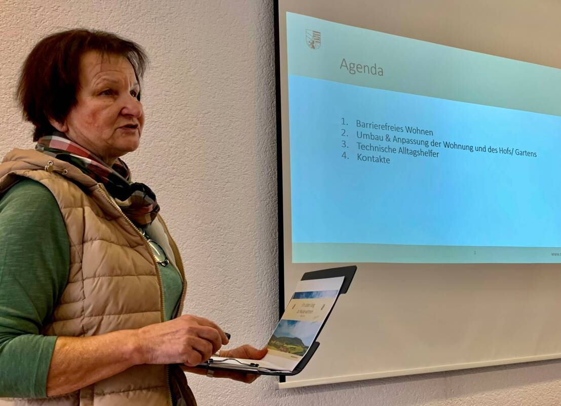 Die Kreisseniorenbeauftragte Eva Bärthel beim Vortrag im Papstsaal.