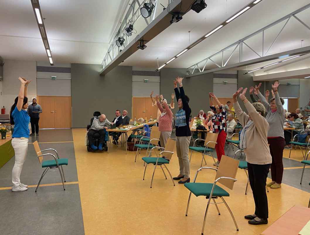 Stuhlgymnastik zum Seniorentag „Herbstfest für Senioren“ in der Stadthalle Eisenberg.
