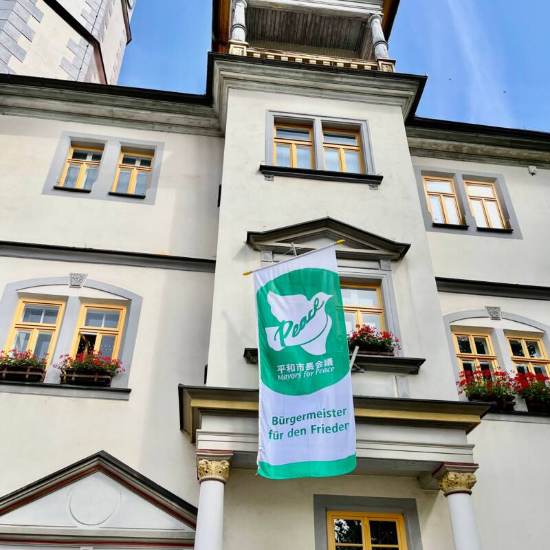 Mayors for Peace Flagge am Eisenberger Rathaus