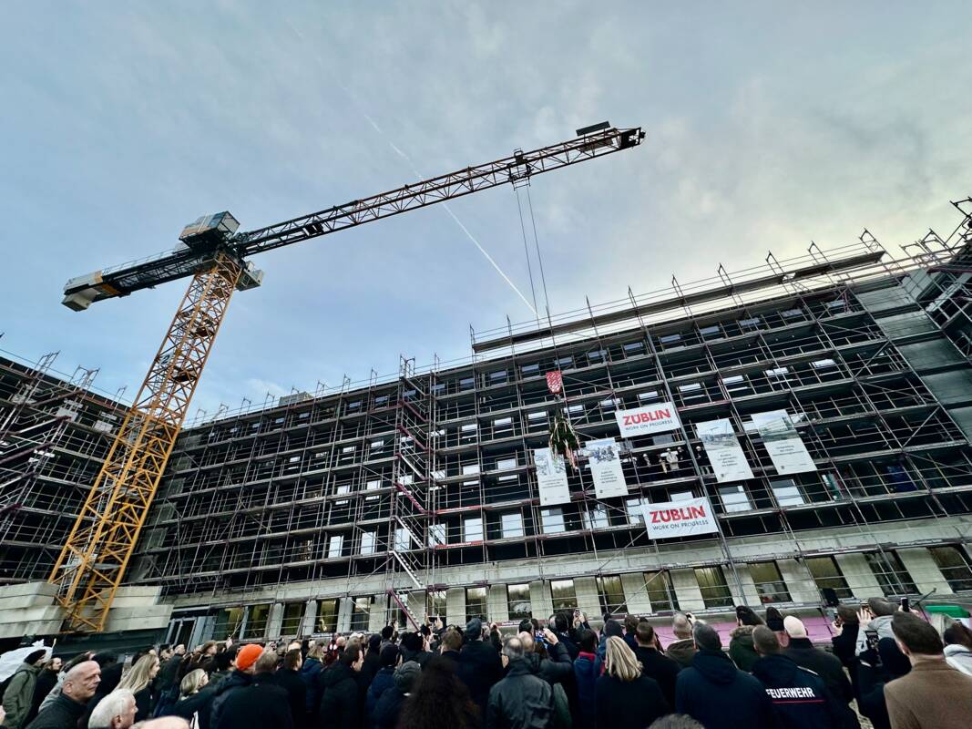 Impression des Richtfestes am neuen Dienstleistungszentrum des Saale-Holzland-Kreises.