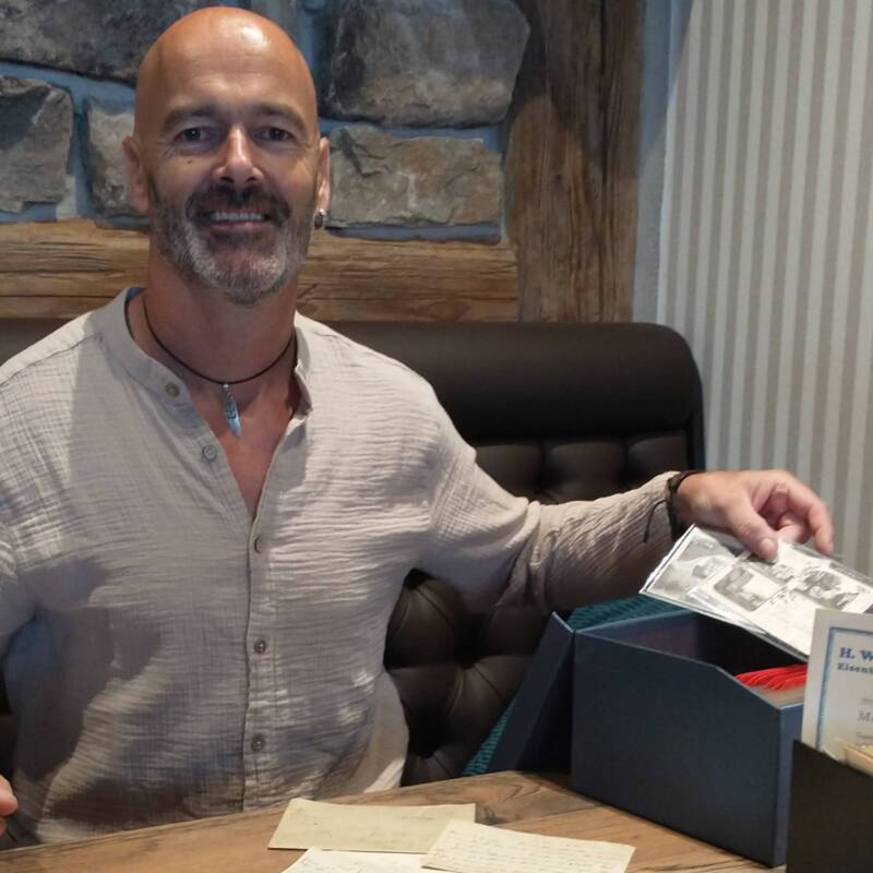 Gastronom Jost Samorski mit einer Auswahl aus seiner Postkartensammlung.