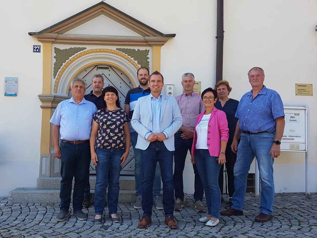 Gruppenfoto mit den ehemaligen und den neuen Bürgermeistern in den erfüllten Gemeinden.