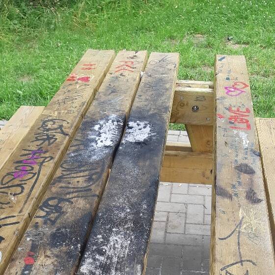Beschädigungen an einer Sitzgelegenheit