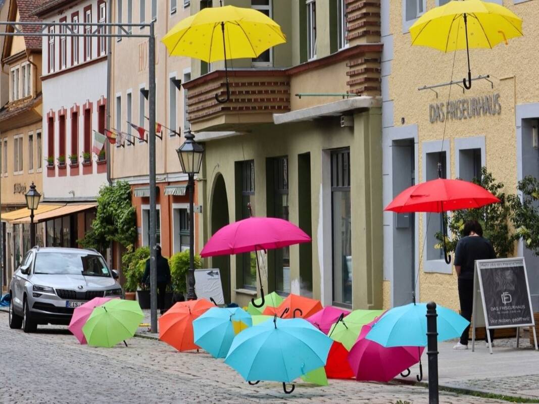 Bunte Schirme zum Eisenberger Mohrenfest 2026