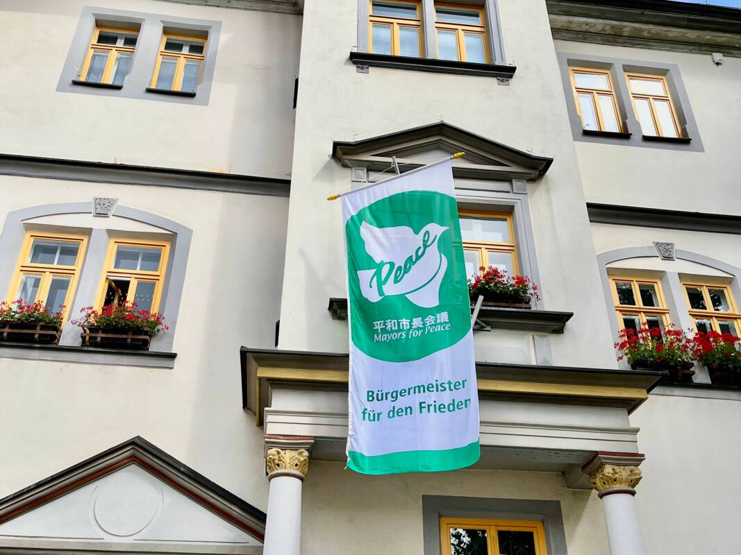 Mayors for Peace Flagge am Eisenberger Rathaus
