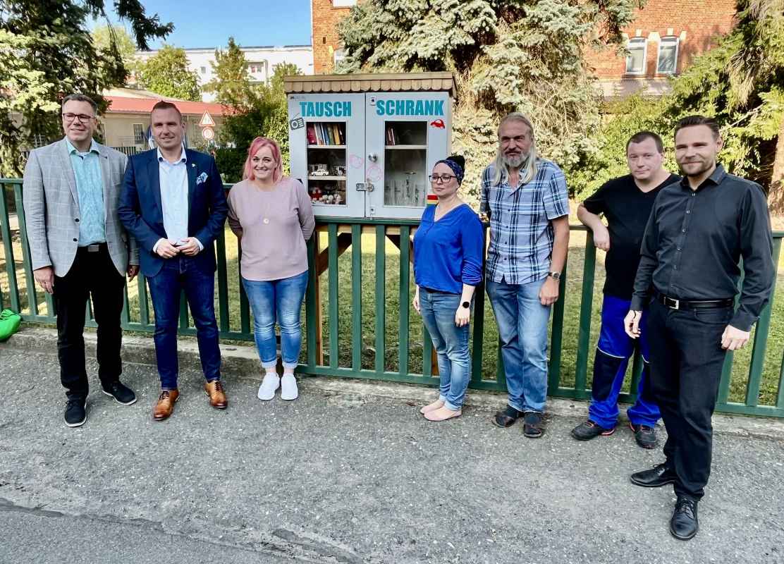 Vertreterinnen und Vertreter der ÜAG, des Jobcenters und der Stadt Eisenberg bei der Einweihung des Tauschschrankes